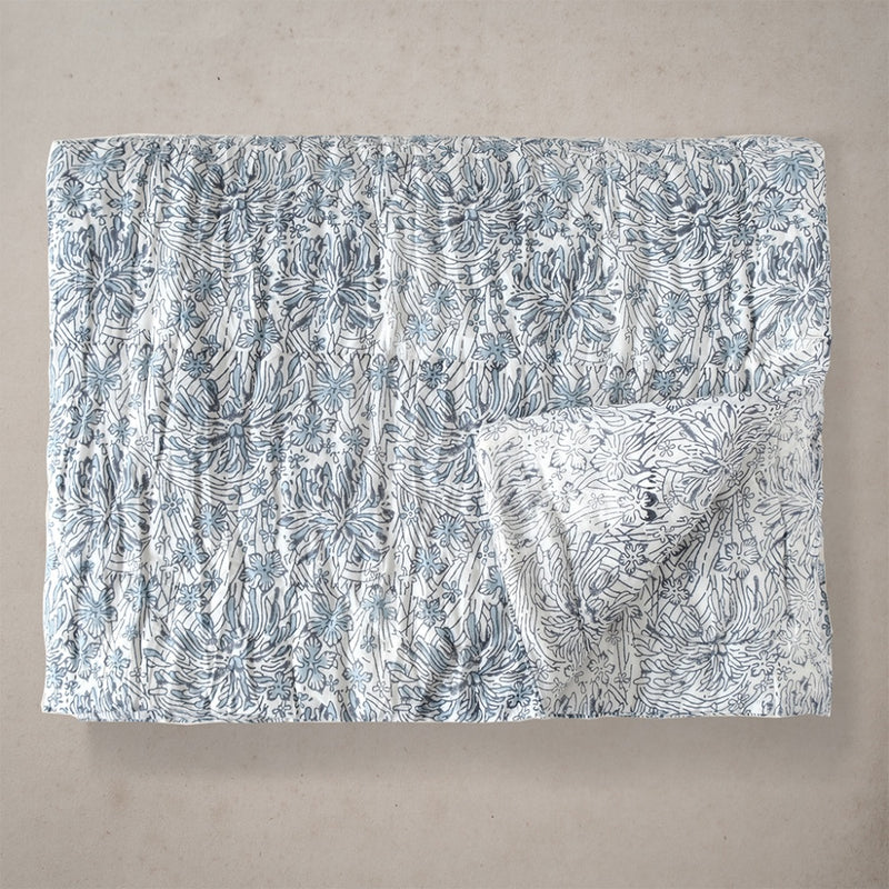 White and blue chrysanthemum quilt