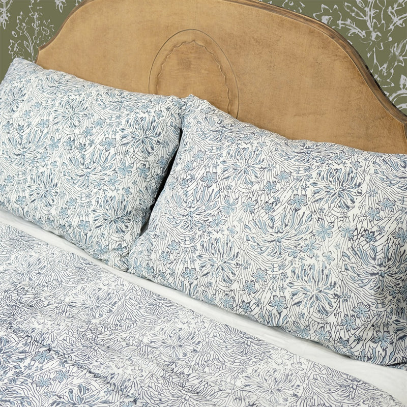 White and blue chrysanthemum quilt