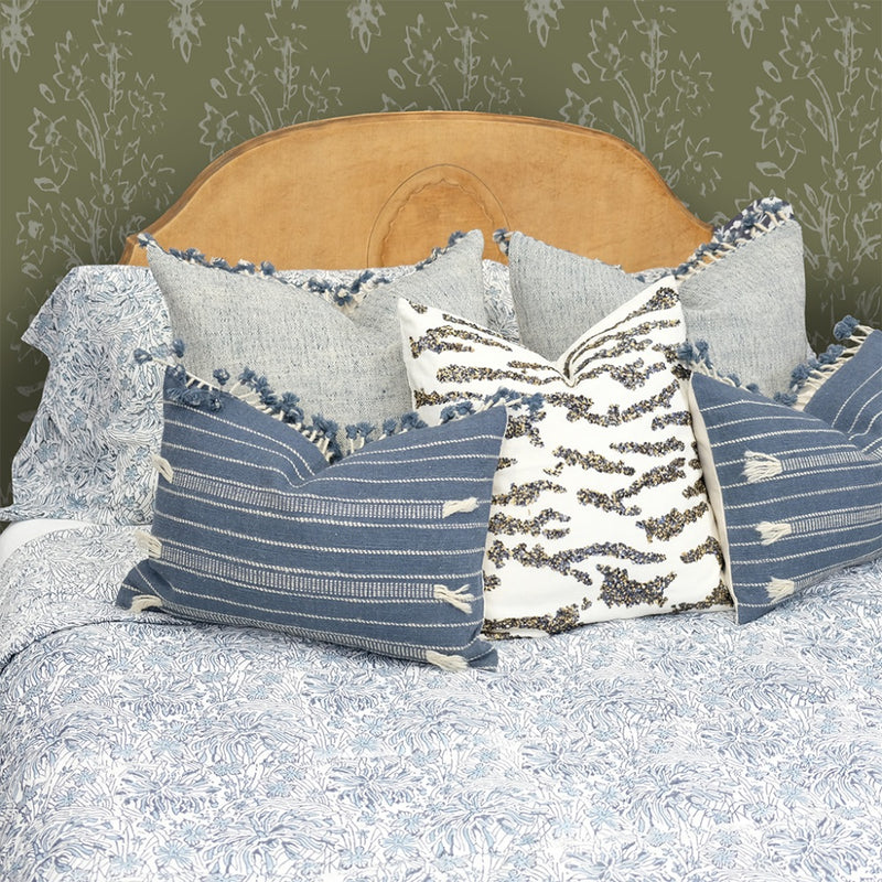 White and blue chrysanthemum quilt