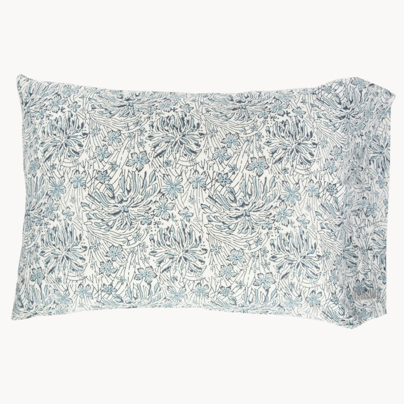 White and blue chrysanthemum quilt